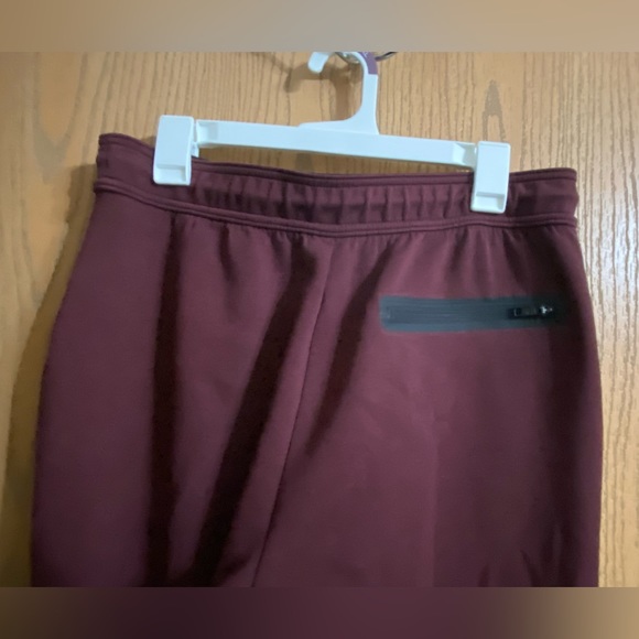 American Eagle Men’s Joggers Size: Medium Color: Maroon —-Like New - Picture 3 of 5